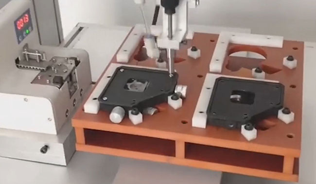 桌面式自動鎖螺絲機.jpg 桌面式自動鎖螺絲機.jpg