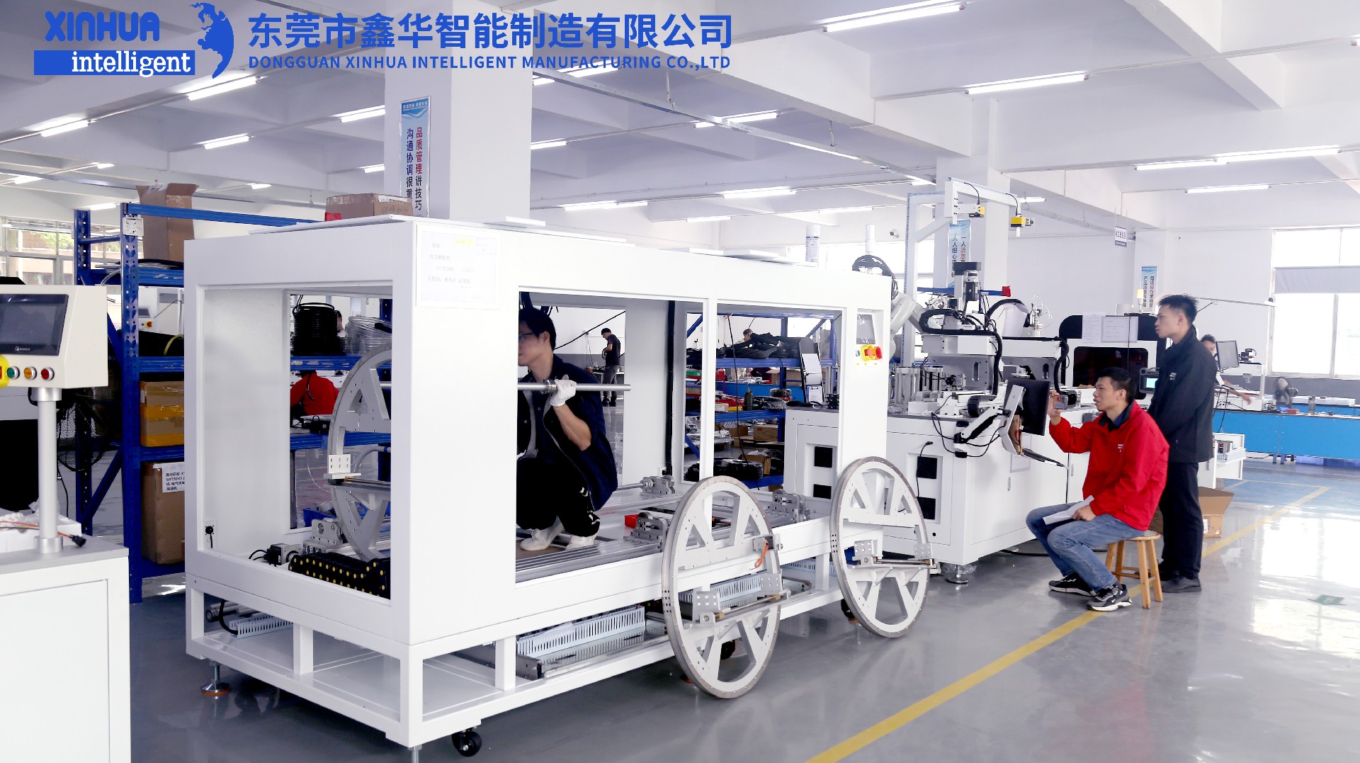 鑫華智能三位工程師正在車間排查自動鎖螺絲機(jī)故障